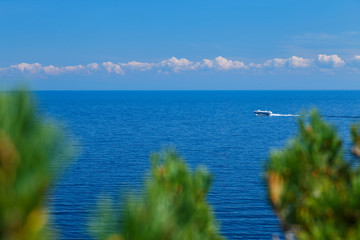 Obraz premium Blue lake with sky and ship