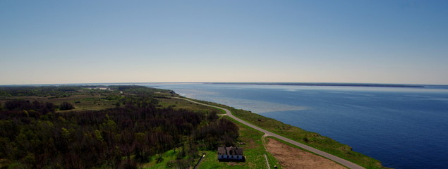 Wybrzeże morza bałtyckiego widziane z lotu ptaka, piękny klif i piękna błękitna woda