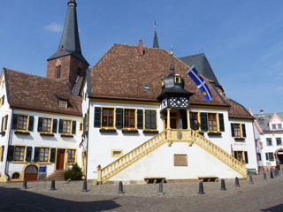 Historisches Rathaus in Deidesheim / Pfalz © SiRo