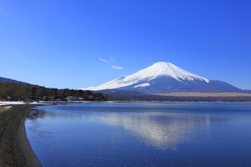 冬の富士山、山梨県山中湖にて