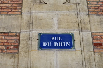Obraz premium Rue du Rhin, plaque de nom de rue