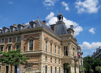 Fototapeta na wymiar Mairie du XIX, Paris, bâtiment ancien de pierre et briques rouges.