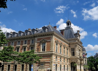 Fototapeta na wymiar Mairie du XIX, Paris, bâtiment ancien de pierre et briques rouges.