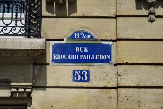 Rue Edouard Pailleron. Plaque de nom de rue sur fa&ccedil;ade.