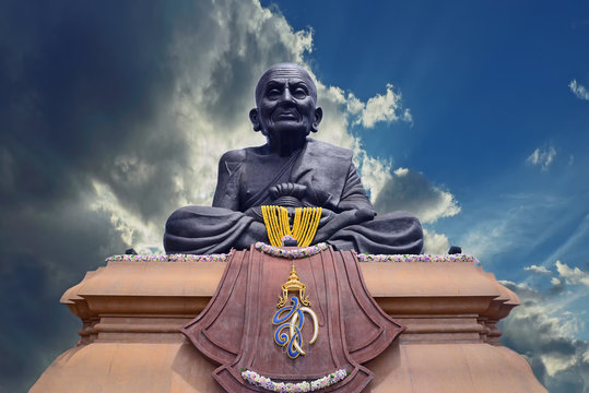 Luang Bhor Thuad statue