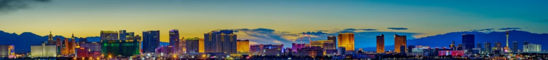 Foto auf Alu-Dibond Skyline-Blick bei Sonnenuntergang des berühmten Las Vegas Strip in Weltklasse-Hotels und Casinos, NV © yooranpark