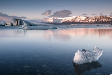 Zamarznięte jezioro Fjallsárlón z pływackimi górami lodowa, zimowy krajobraz, Islandia