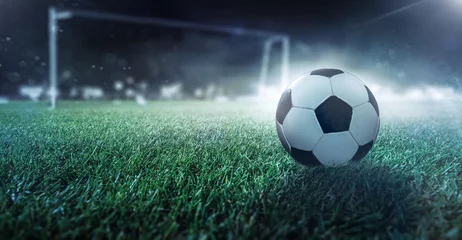 Foto auf Acrylglas Fußball Fußball liegt auf dem Spielfeld vor dem Tor