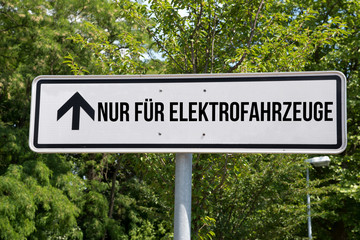 Ein Schild weisst auf einen Bereich nur für Elektro Fahrzeuge