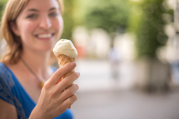 Glückliches junges Mädchen isst ein Eis, Sommer