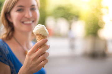 Glückliches junges Mädchen isst ein Eis, Sommer