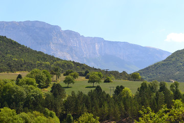 Fototapeta premium Paysage du Col du Rousset et sur le Massif du Vercors, route sinueuse dans les montagnes du Vercors, Isère, France