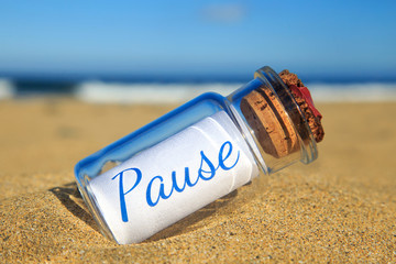 Flaschenpost am Strand: Pause