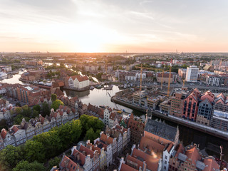 Fototapety  Zdjęcie starego miasta Gdańska architektura w świetle zachodu słońca. Zdjęcia lotnicze. Kanał i budynki - widok z góry
