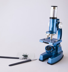 Objeto usado en investigación científica con lentes de gran aumento.