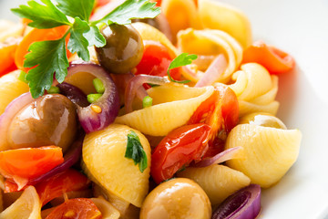 Tofe con pomodoro, cipolla e olive