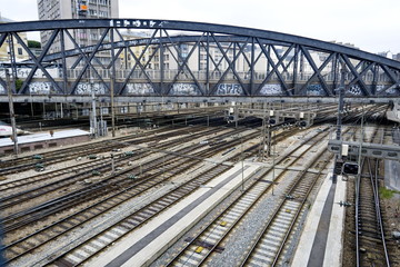 Pont de fer au dessus des voies ferrées.
