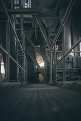 Dunkler Maschinenraum in verlassener Industriehalle
