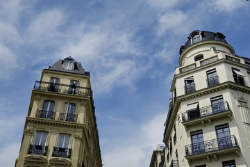 Fototapeta na wymiar Immeubles ancien en pierre avec ciel bleu nuageux