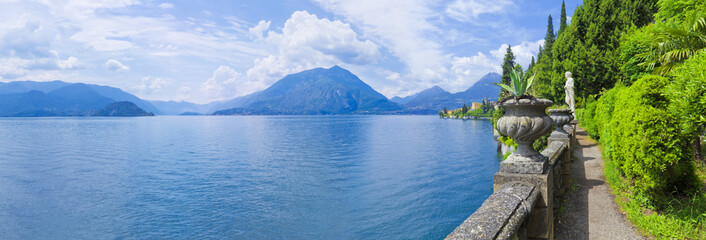 Blick vom Park der Villa Monastero auf die Villa Cipressi am Comer See