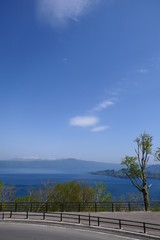 十和田八幡平国立公園。十和田湖と八甲田連峰。十和田　青森　日本。５月中旬。