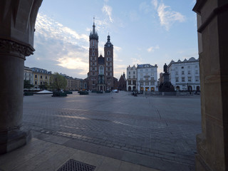 Kraków Rynek Kościół Mariacki we wczesnych godzinach porannych