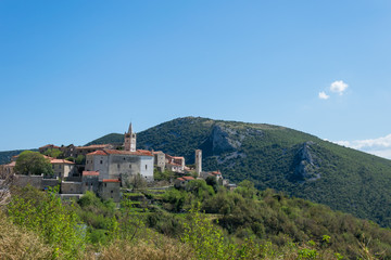 Village croate avec clocher &agrave; flan de montagene