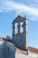 Clocher sous un ciel bleu
