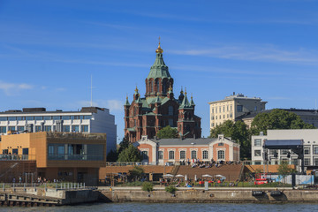 Obraz premium Uspenski cathedral is bathed in the sun in the summer evening in Helsinki