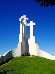 Góra Trzech Krzyży w stolicy Litwy, Wilnie - pomnik pamięci męczeństwa franciszkanów - obrazy, fototapety, plakaty