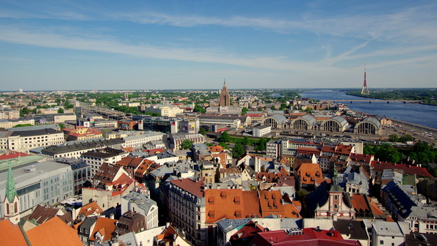 Panorama Rygi stolicy Łotwy, jednego z bałtyckich kraj&oacute;w - w centrum: Wieżowiec Akademii Nauk Łotwy, widoczna także Dźwina oraz maszt komunikacyjny