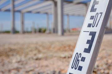 Leveling rod for measuring level on construction site