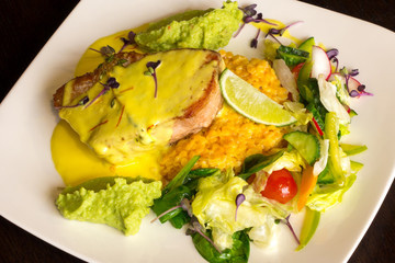 Tuna fish with guacamole and vegetables