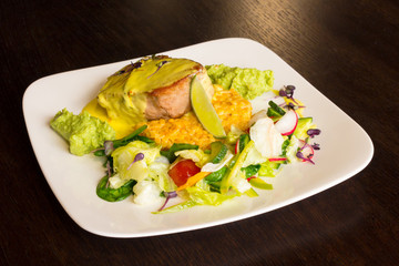 Tuna fish with guacamole and vegetables