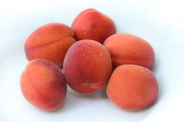 Pfirsiche auf dem Teller