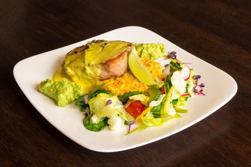 Tuna fish with guacamole and vegetables