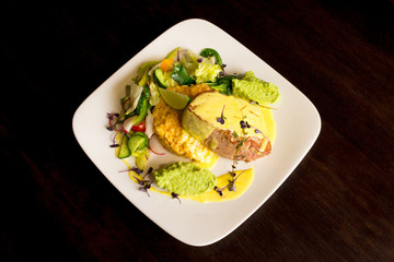 Tuna fish with guacamole and vegetables