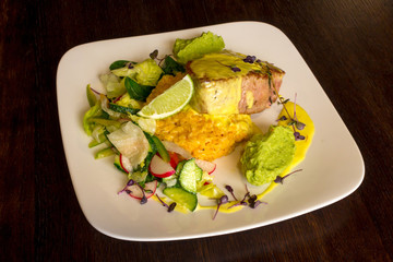 Tuna fish with guacamole and vegetables