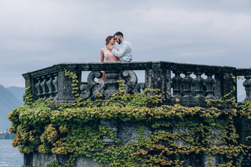 Obraz premium Walk newlyweds by the sea.