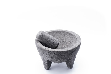 Molcajete sobre fondo blanco utensilio de molienda tradicional utilizado para hacer salsa en México