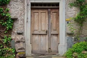 Holztüre in altem haus