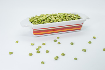 Lentilha em pote de porcelana com fundo branco