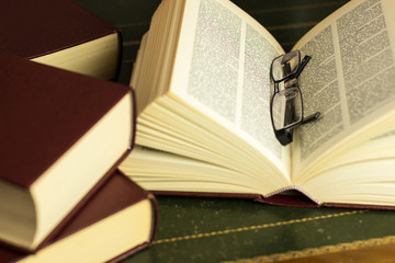 Libro con gafas