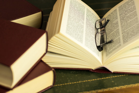 Libro con gafas