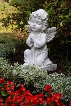 Geschmücktes Grab mit Engel und Blumen 