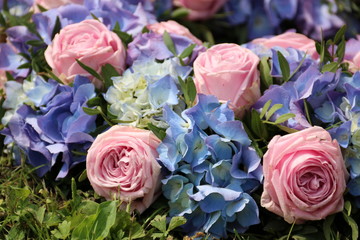 Blüten der Trauer mit Rosen und Hortensienblüten auf dem Friedhof 