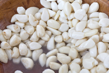 Eingelegte Knoblauchzehen auf einem Markt in Frankreich