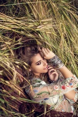 Zelfklevend Fotobehang Gypsy vrouw in het veld