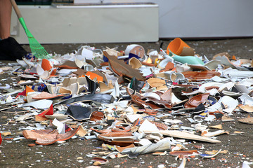 Zerbrochenes Geschirr zum Polterabend