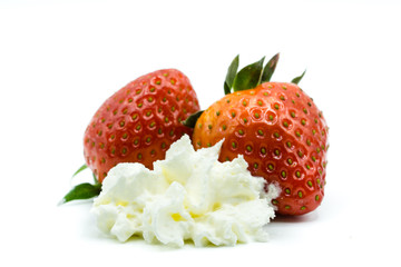 Erdbeeren mit Schlagsahne isoliert auf weißen Hintergrund 